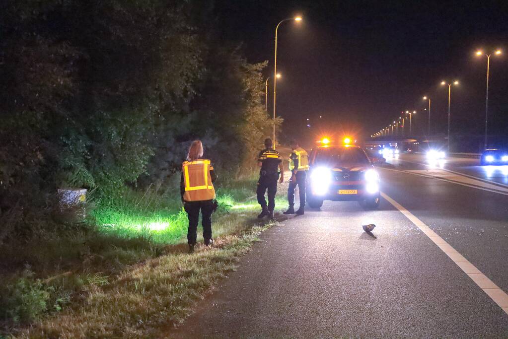 Bestuurster verliest macht over het stuur en komt tot stilstand in struiken