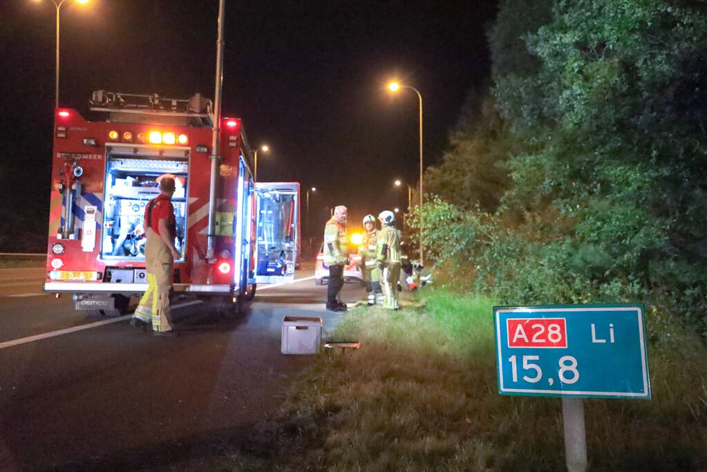 Bestuurster verliest macht over het stuur en komt tot stilstand in struiken