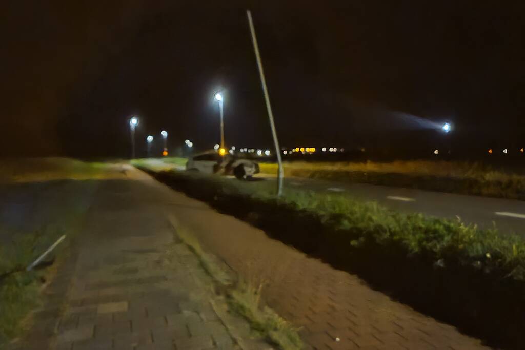 Auto rijdt tegen paal