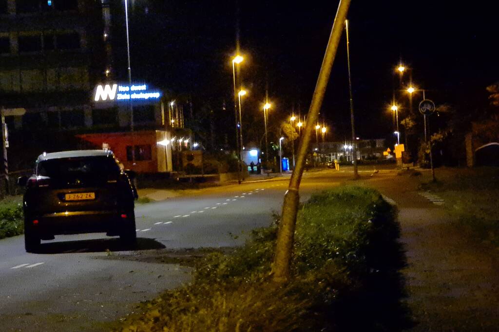 Auto rijdt tegen paal