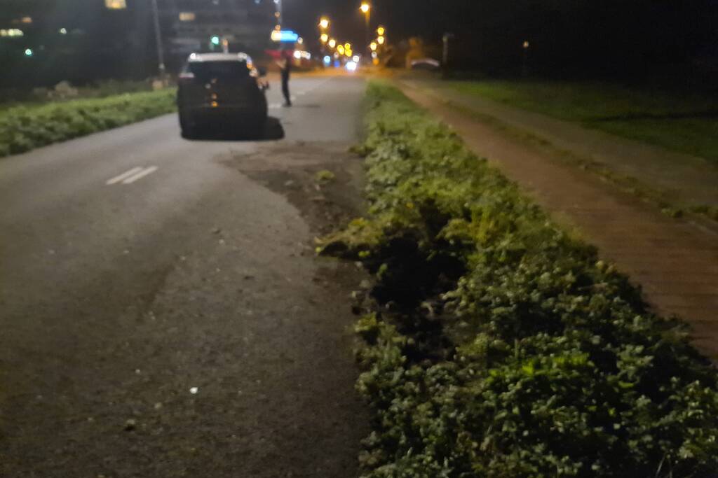 Auto rijdt tegen paal