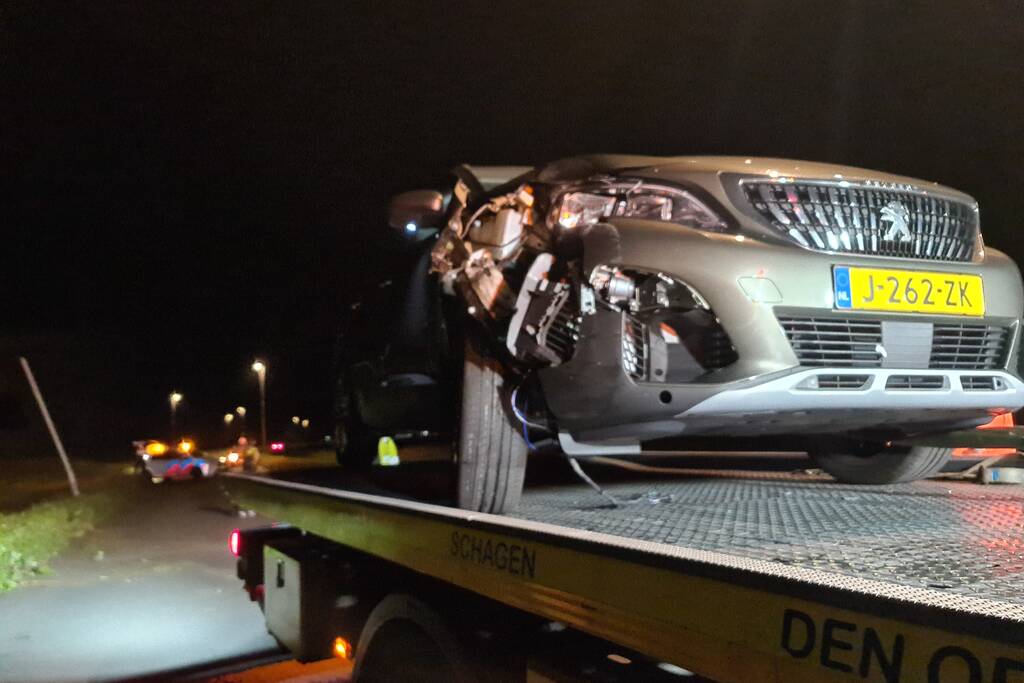 Auto rijdt tegen paal