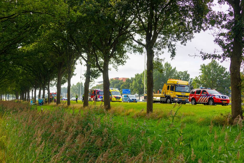 Auto knalt op boom, bestuurder overleden