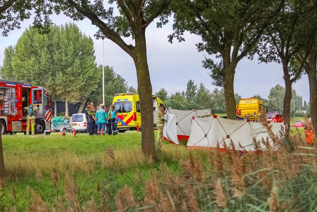 Auto knalt op boom, bestuurder overleden