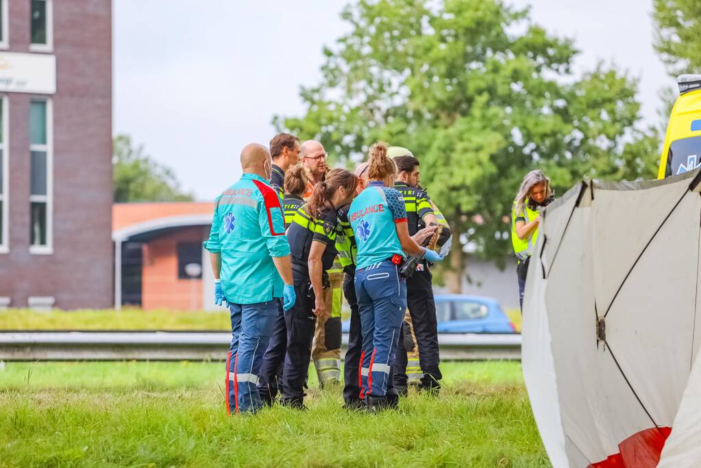 Auto knalt op boom, bestuurder overleden