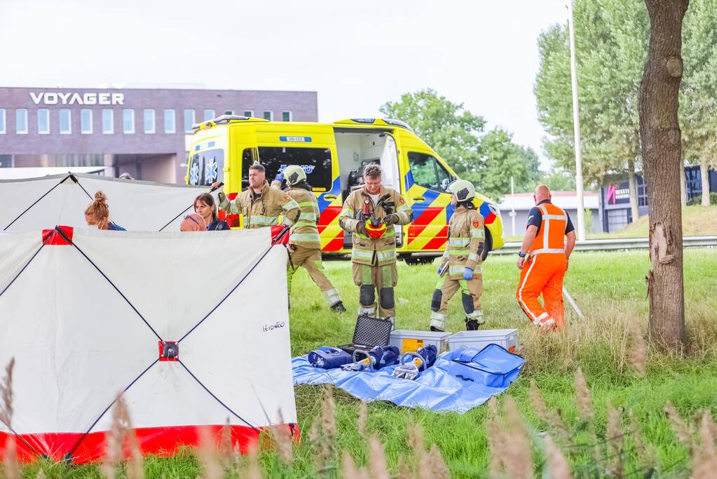 Auto knalt op boom, bestuurder overleden