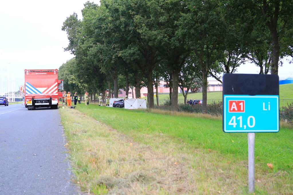 Auto knalt op boom, bestuurder overleden