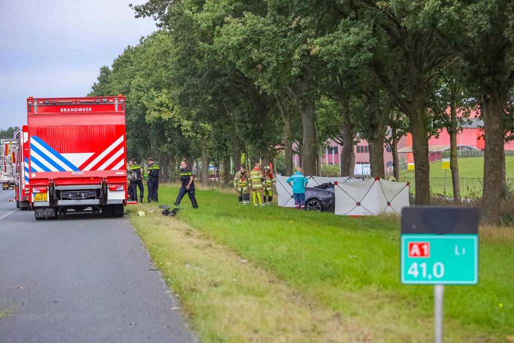 Auto knalt op boom, bestuurder overleden