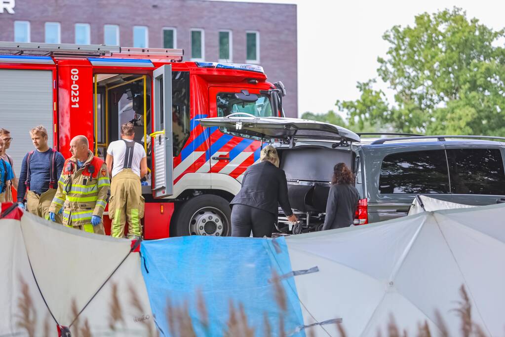 Auto knalt op boom, bestuurder overleden