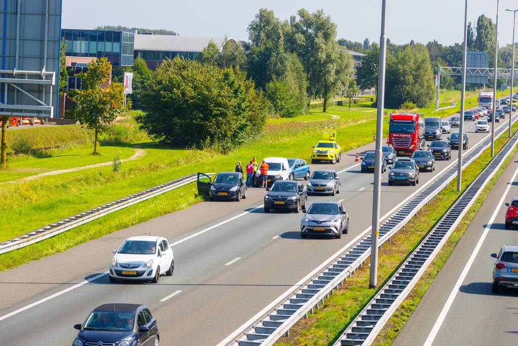 Bestelbus en personenauto's met elkaar in botsing