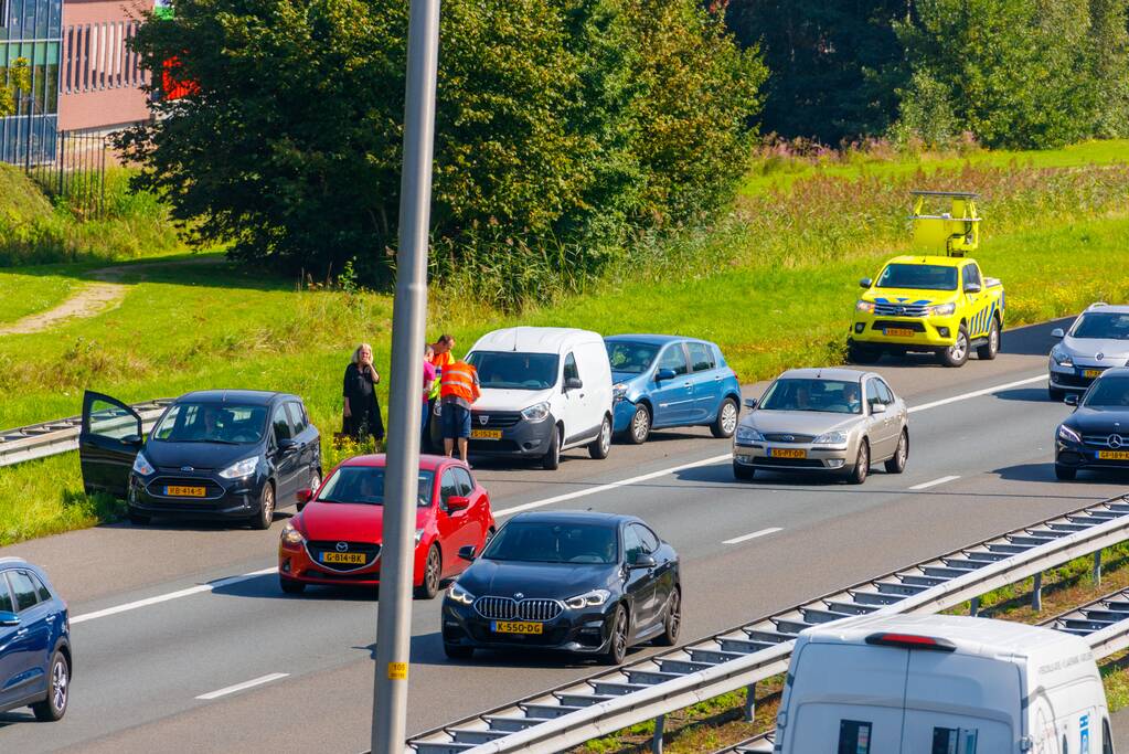 Bestelbus en personenauto's met elkaar in botsing