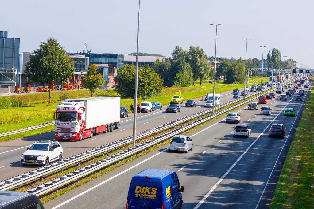 Bestelbus en personenauto's met elkaar in botsing