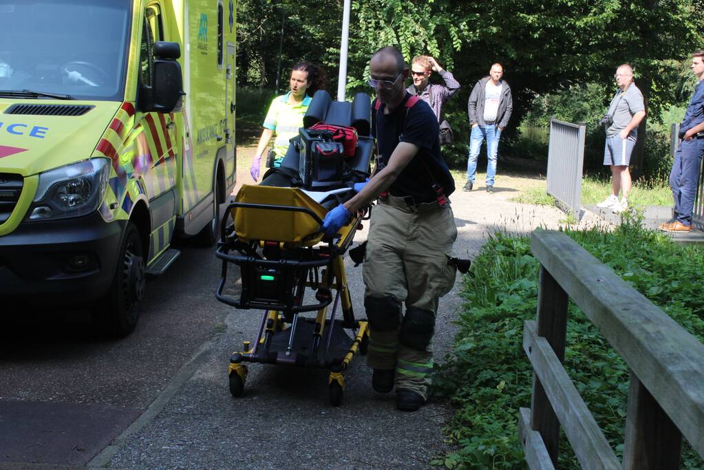 Veel hulpdiensten door persoon in het water