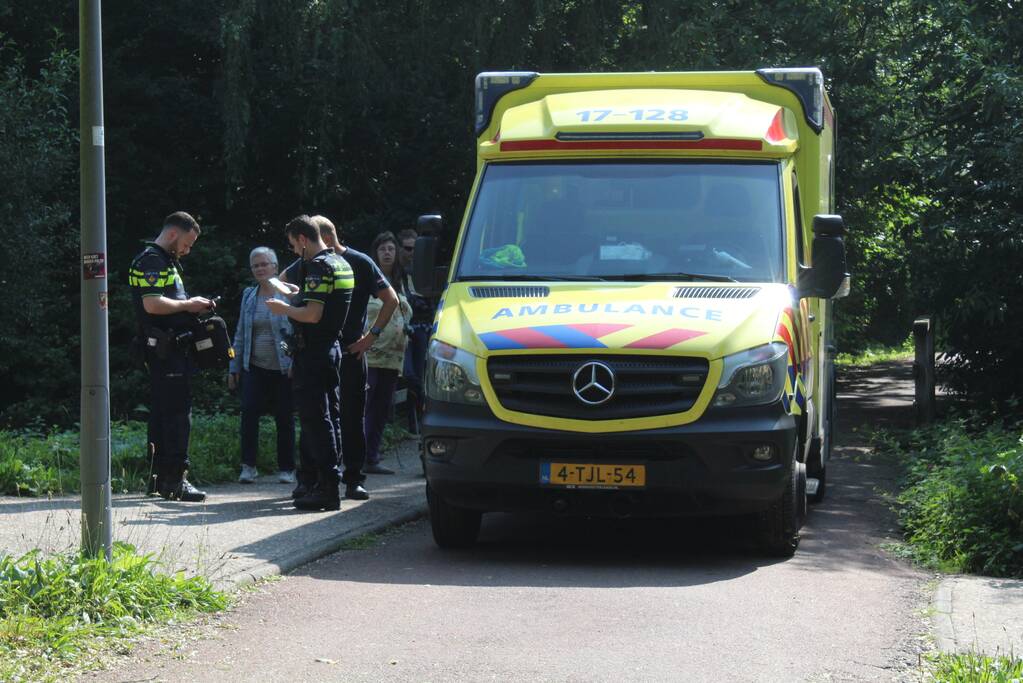 Veel hulpdiensten door persoon in het water