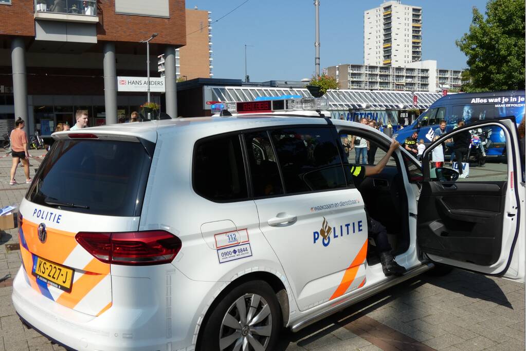 Kinderen genieten van politievoertuigen Winkelcentrum Hesseplaats