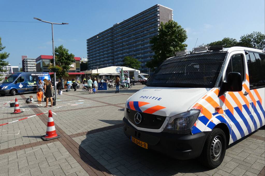 Kinderen genieten van politievoertuigen Winkelcentrum Hesseplaats