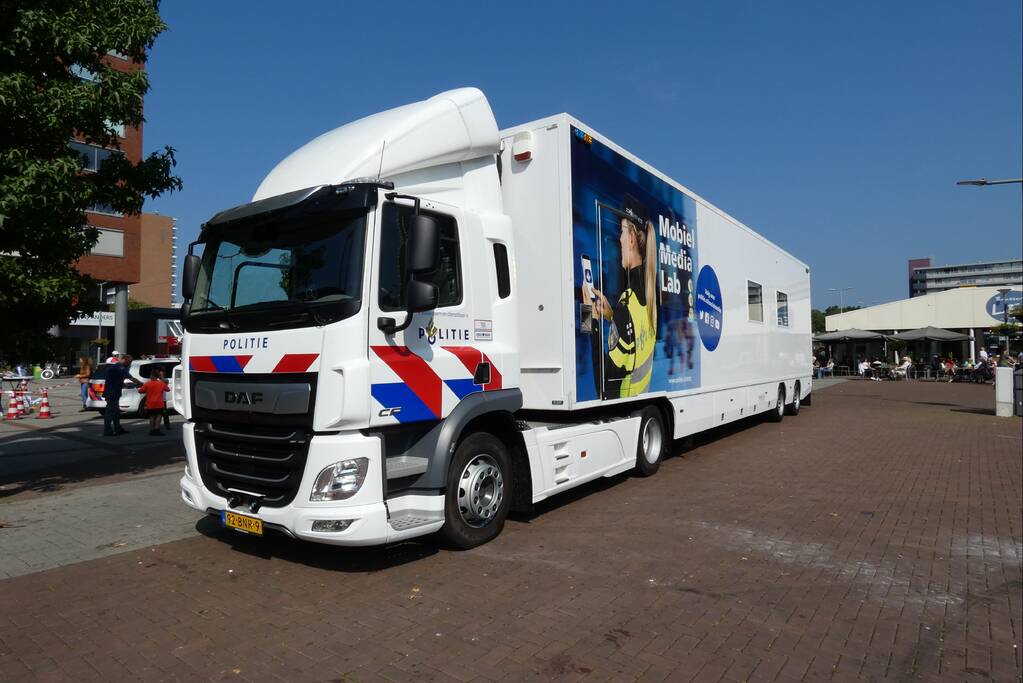 Kinderen genieten van politievoertuigen Winkelcentrum Hesseplaats