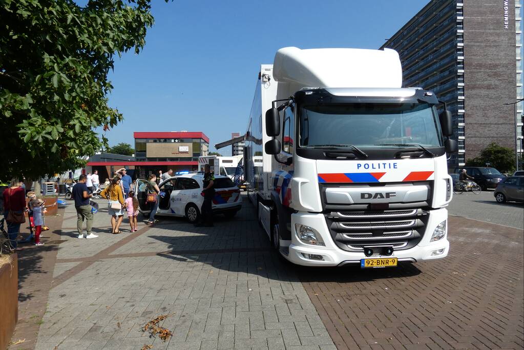 Kinderen genieten van politievoertuigen Winkelcentrum Hesseplaats