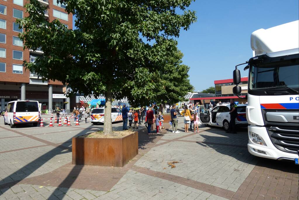 Kinderen genieten van politievoertuigen Winkelcentrum Hesseplaats