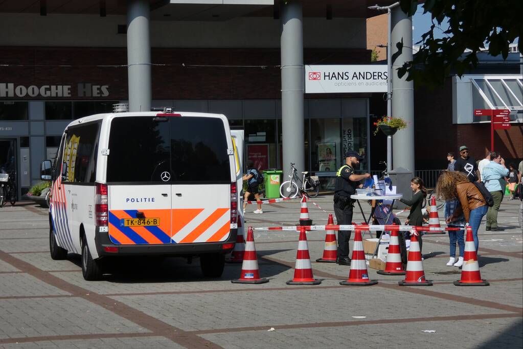 Kinderen genieten van politievoertuigen Winkelcentrum Hesseplaats