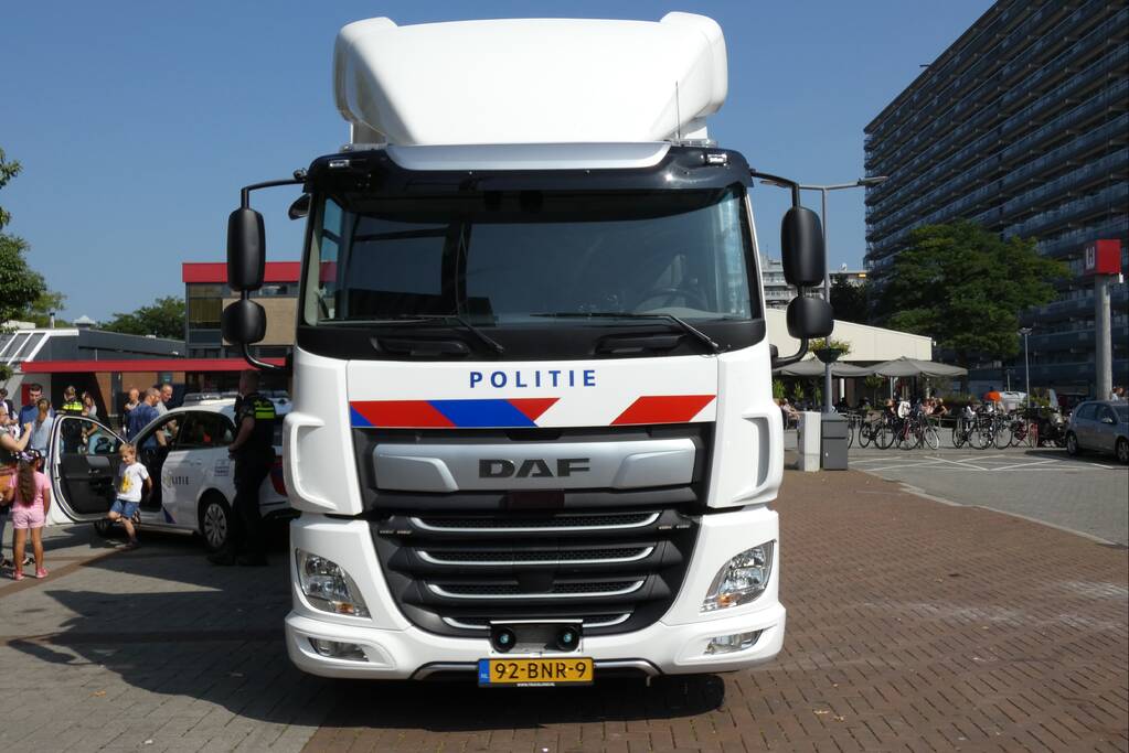 Kinderen genieten van politievoertuigen Winkelcentrum Hesseplaats