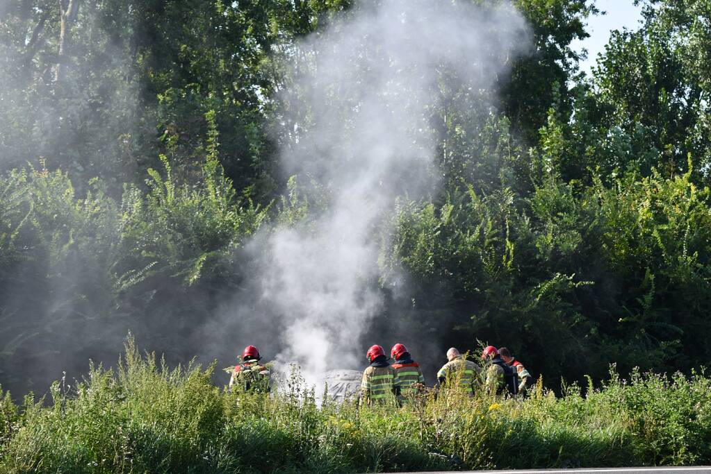 Enorme rookwolken bij brand op snelweg