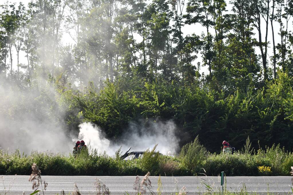 Enorme rookwolken bij brand op snelweg
