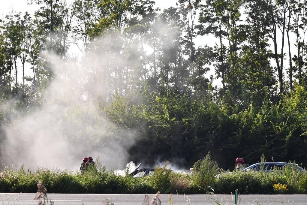 Enorme rookwolken bij brand op snelweg