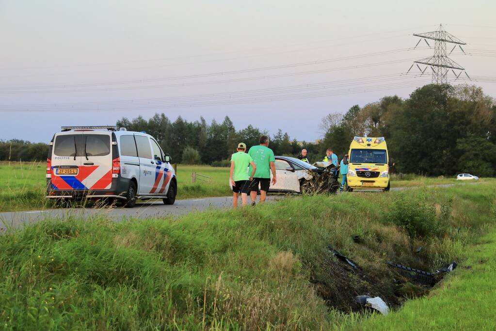 Auto vliegt meters weiland in