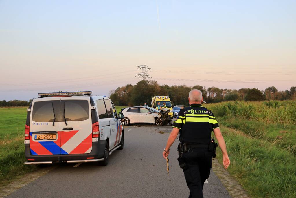 Auto vliegt meters weiland in