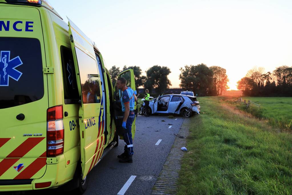 Auto vliegt meters weiland in