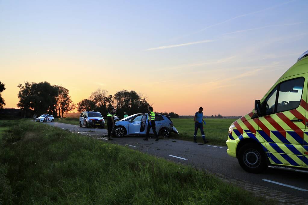 Auto vliegt meters weiland in