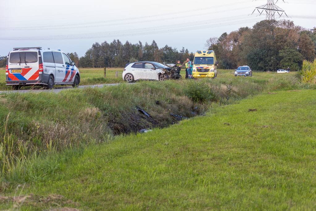 Auto vliegt meters weiland in