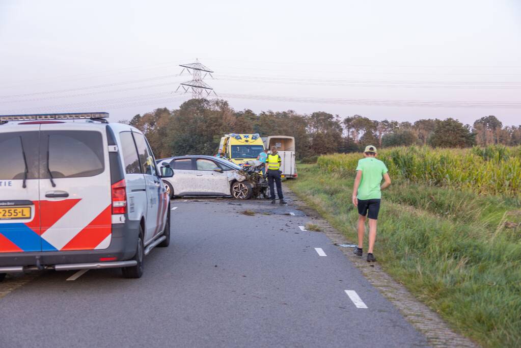 Auto vliegt meters weiland in