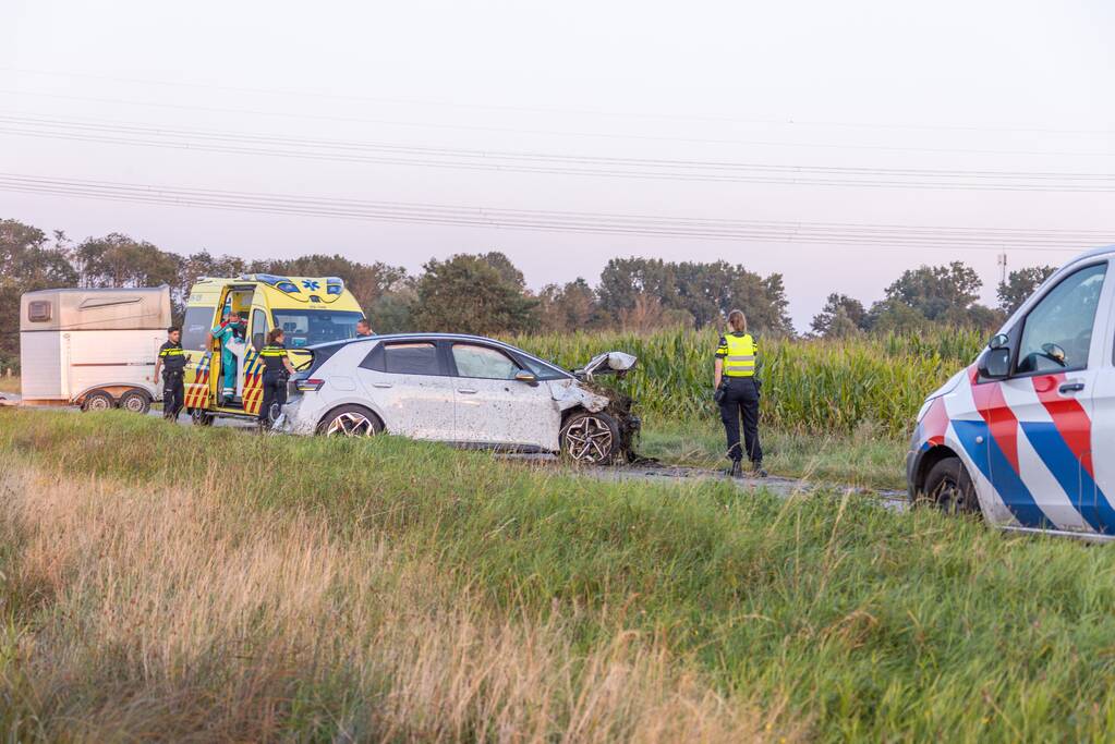 Auto vliegt meters weiland in