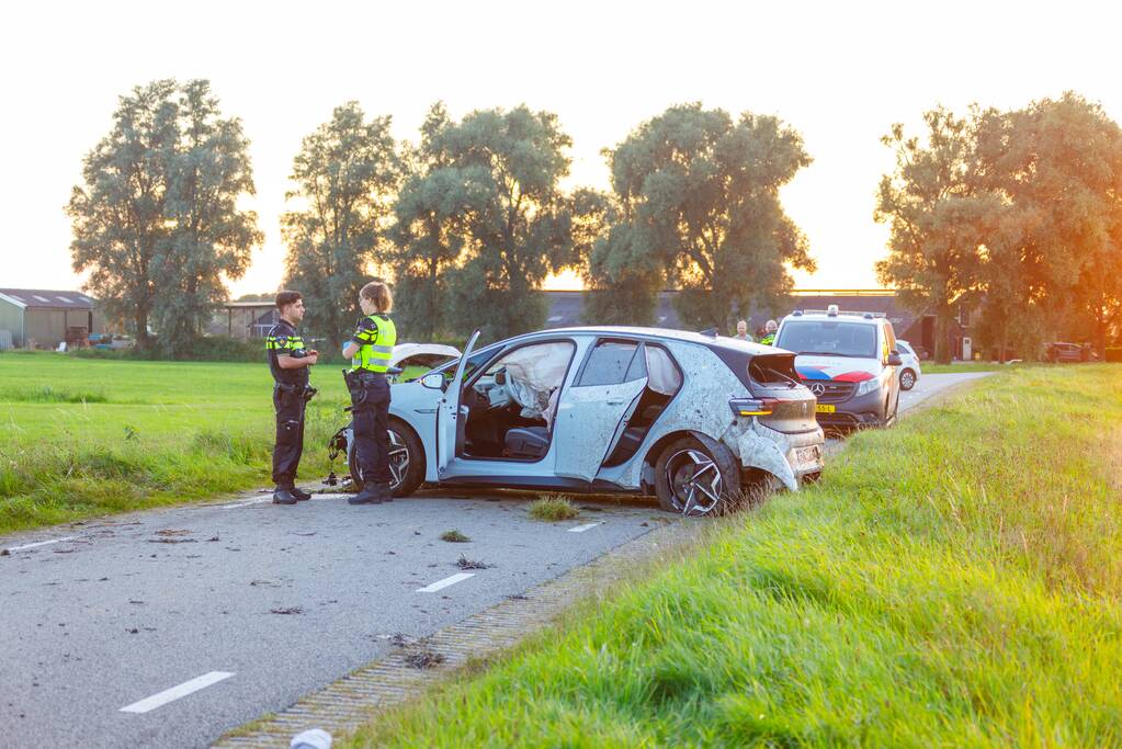Auto vliegt meters weiland in