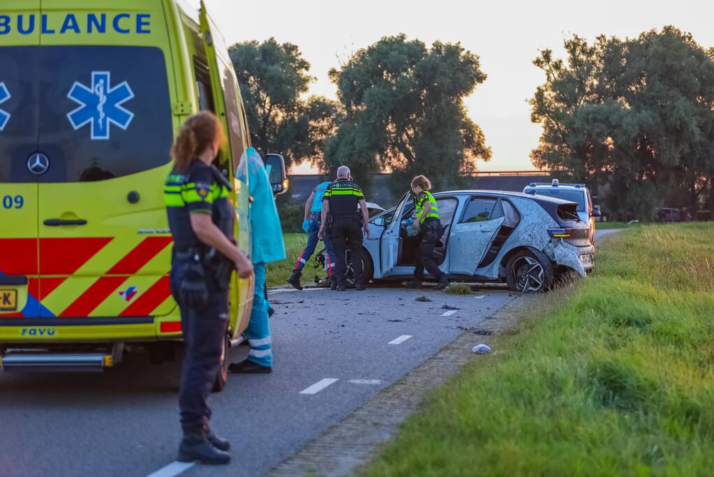 Auto vliegt meters weiland in