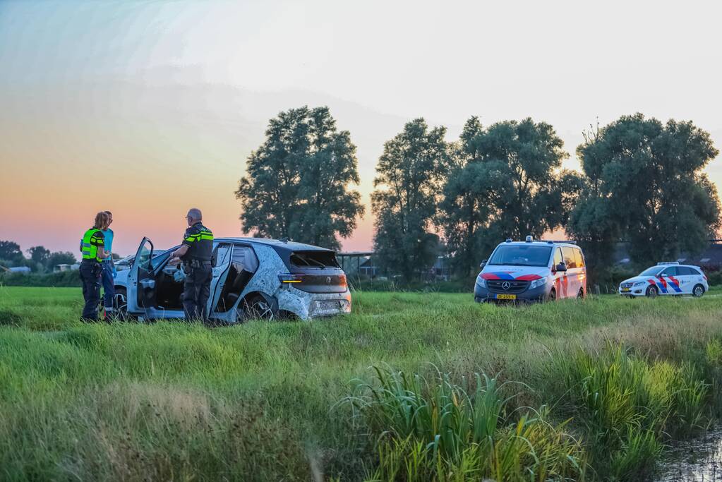 Auto vliegt meters weiland in