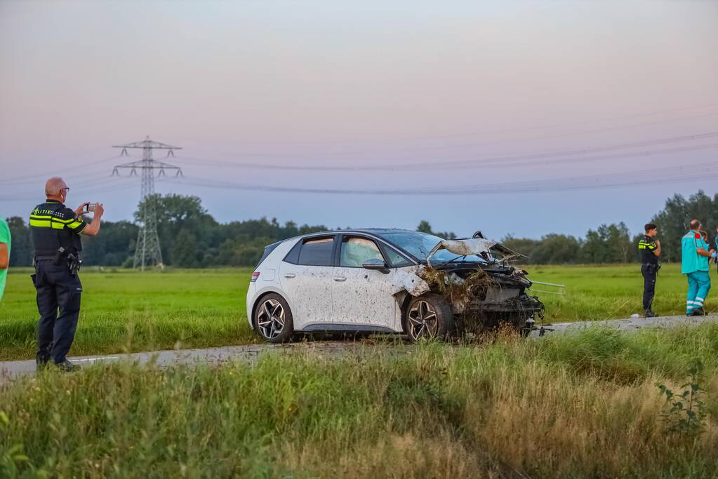 Auto vliegt meters weiland in