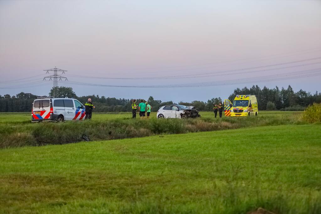 Auto vliegt meters weiland in