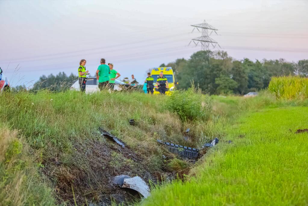 Auto vliegt meters weiland in