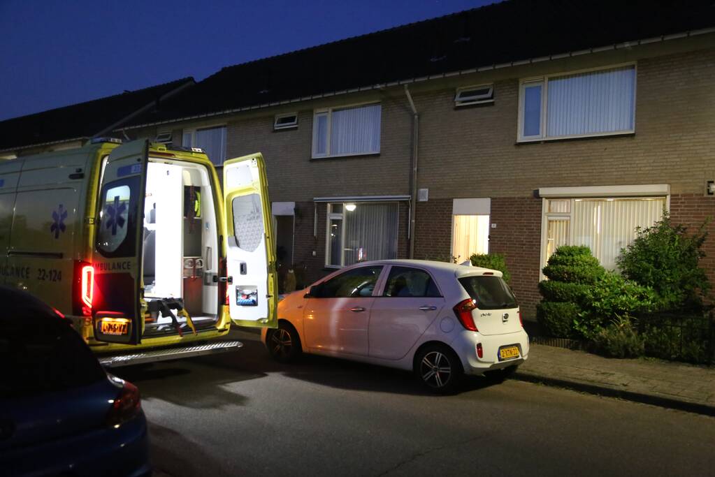 Man bekneld onder motorfiets