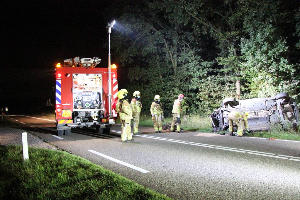 Persoon gewond nadat auto op zijkant belandt