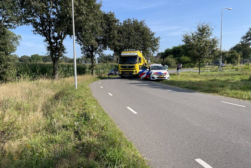 Auto raakt van de weg en belandt in sloot
