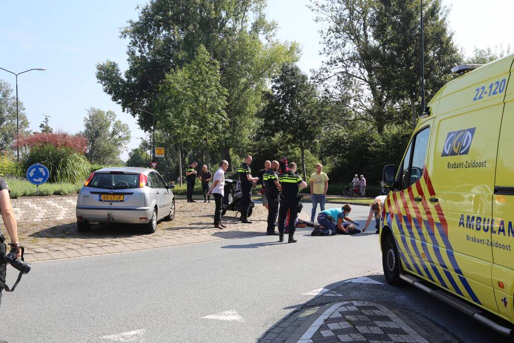 Auto botst tegen scooter aan op rotonde