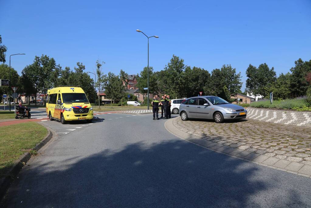 Auto botst tegen scooter aan op rotonde