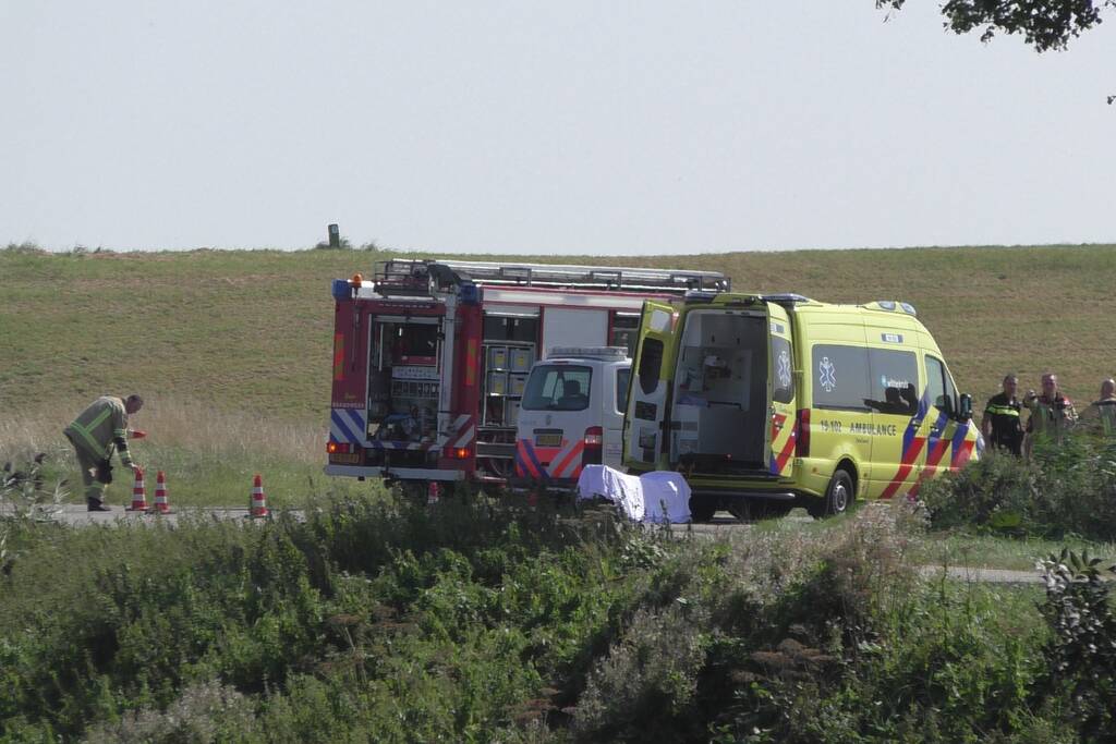 Motorrijder wijkt uit en belandt in sloot