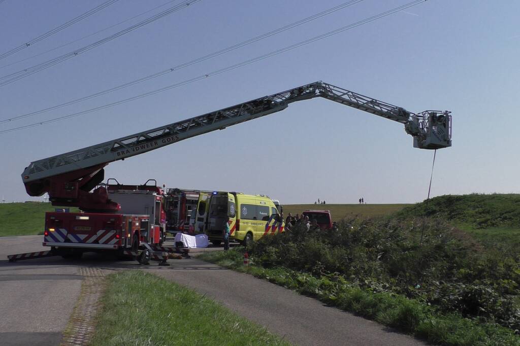 Motorrijder wijkt uit en belandt in sloot