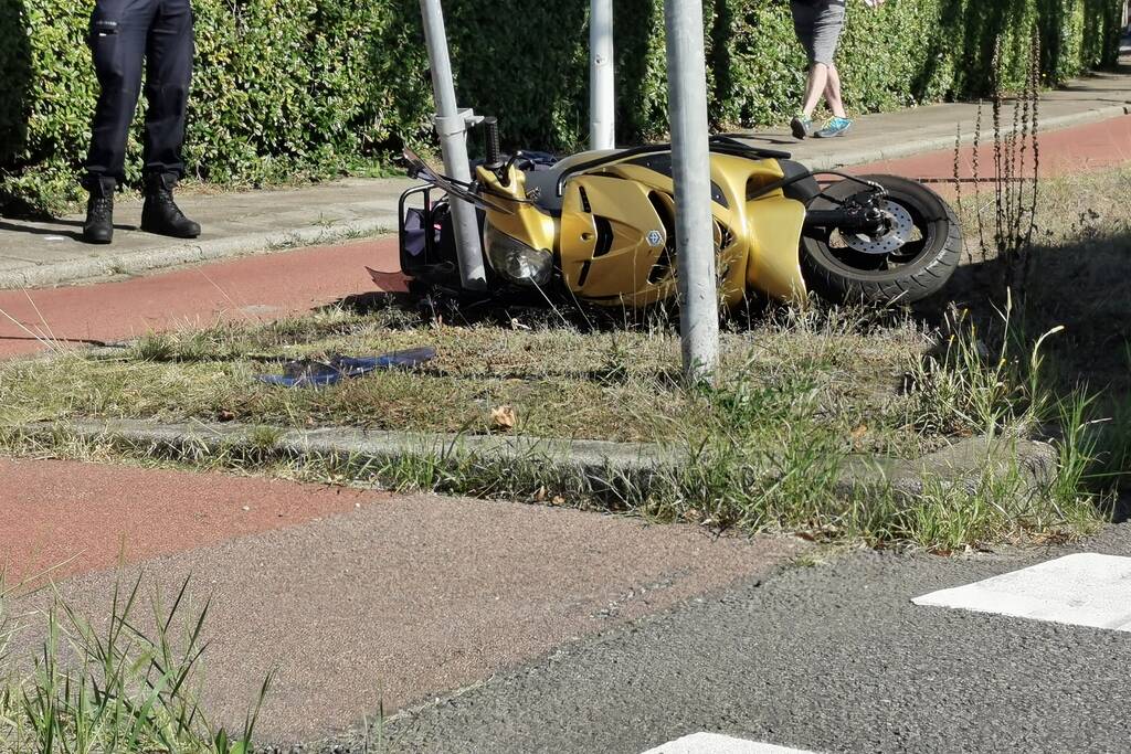 Scooterrijder ten val op fietspad