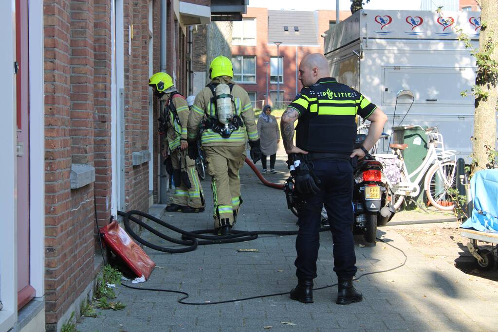 Brandweer blust brand op tweede etage van flat